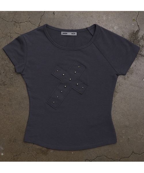 NIIER NOR(ニアノア)の「A'GEM/9 × .kom 『NIIER NOR/ニーアノア』CROSS STUD TEE/クロススタッズ Tシャツ(Tシャツ/カットソー・レディース・ホワイト/チャコールグレー・FREE)」の13枚目の写真