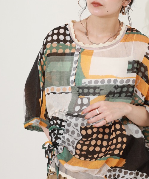crossi（クロッシー）の「総柄サイドリボンドルマンブラウス 半端袖（シャツ/ブラウス・レディース・イエロー/グリーン・FREE）」の2枚目の写真