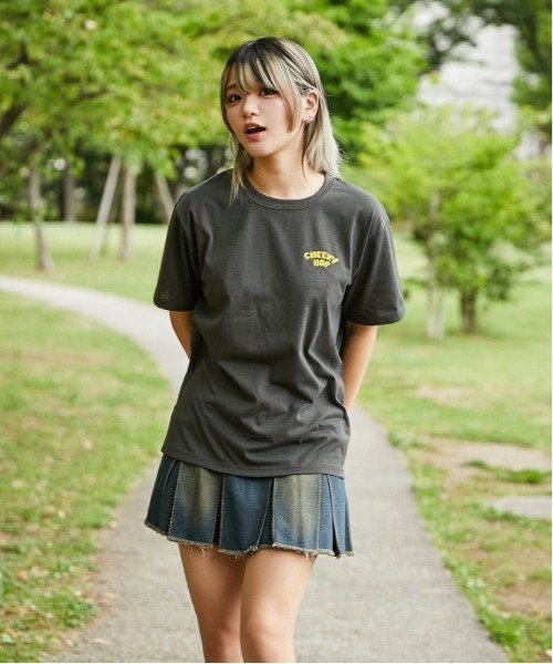 GORGE(ゴージ)の「《うさぎキャラ×バックプリント》Tシャツ/ストリート×カジュアル/春夏/全3色(Tシャツ/カットソー・レディース・ブラック/オフホワイト/チャコール・F)」の5枚目の写真