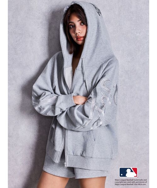 MLB（メジャーリーグベースボール）の「GYDA［MLB］bijou logo BIGパーカー【セットアップ着用可能】（パーカー・レディース・オフホワイト/ブラック/グレー・FREE）」の3枚目の写真