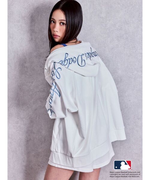 MLB（メジャーリーグベースボール）の「GYDA［MLB］bijou logo BIGパーカー【セットアップ着用可能】（パーカー・レディース・オフホワイト/ブラック/グレー・FREE）」の2枚目の写真