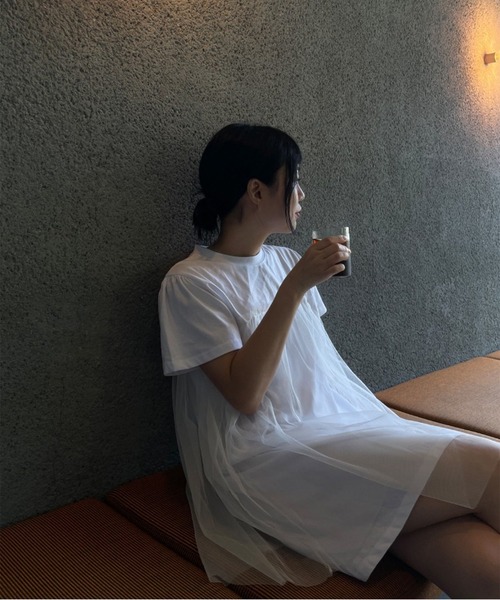 LYEON(リヨン)の「チュールレイヤードTシャツミニワンピース(ワンピース・レディース・チャコールグレー/オフホワイト/ブラック・FREE)」の4枚目の写真
