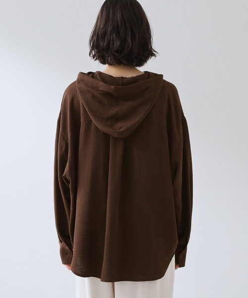 THE SHOP TK （ザ ショップ ティーケー ）の「【夏のUV対策に】ひんやり/UV/防しわ フーディシャツ（シャツ/ブラウス・レディース・ブラック/ダークブラウン/アイボリー・12/13）」の17枚目の写真
