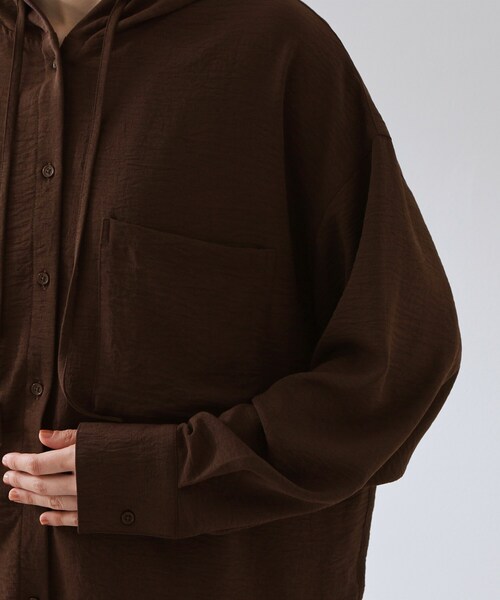 THE SHOP TK （ザ ショップ ティーケー ）の「【夏のUV対策に】ひんやり/UV/防しわ フーディシャツ（シャツ/ブラウス・レディース・ブラック/ダークブラウン/アイボリー・12/13）」の15枚目の写真