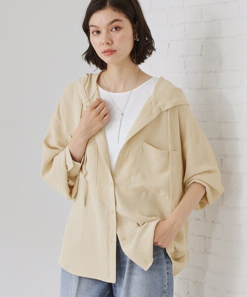 THE SHOP TK （ザ ショップ ティーケー ）の「【夏のUV対策に】ひんやり/UV/防しわ フーディシャツ（シャツ/ブラウス・レディース・ブラック/ダークブラウン/アイボリー・12/13）」の2枚目の写真