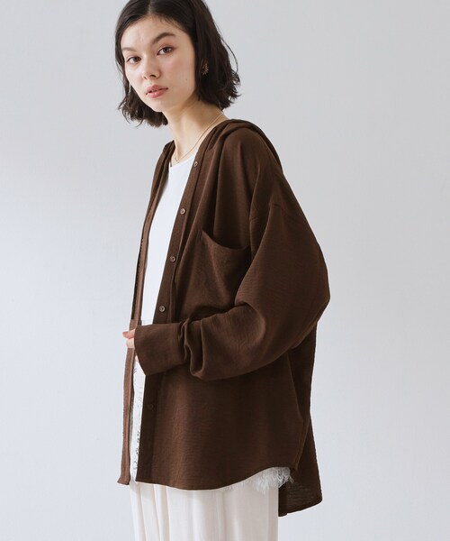THE SHOP TK （ザ ショップ ティーケー ）の「【夏のUV対策に】ひんやり/UV/防しわ フーディシャツ（シャツ/ブラウス・レディース・ブラック/ダークブラウン/アイボリー・12/13）」の4枚目の写真