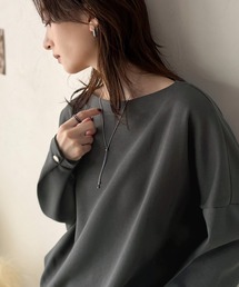 一枚で、品よく華奢見え。袖タック×マットゴールドボタン使い ボートネックポンチ素材プルオーバー(長袖)