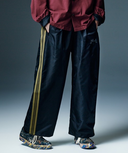 glamb(グラム)の「Baggy Nylon Track Pants / バギーナイロントラックパンツ(その他パンツ・メンズ・ブラック/ブルー・M/L/S)」の2枚目の写真