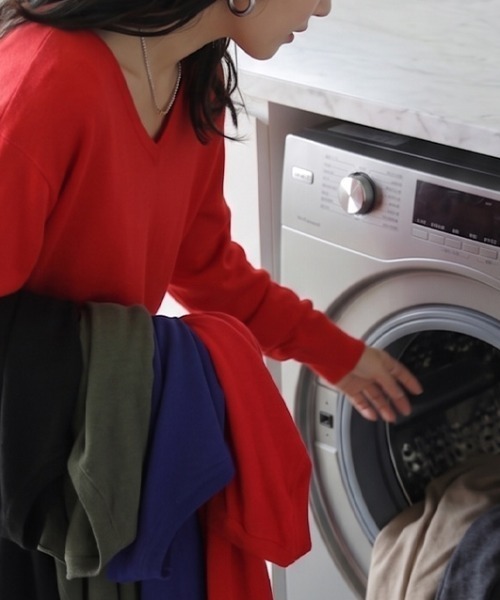 HUG.U(ハグユー)の「「体感+2.5℃」 吸湿発熱 / 洗濯機OK あったかVネック万能ニット(ニット/セーター・レディース・レッド/ブルー/ベージュ/カーキ/グレー/ブラック・FREE)」の10枚目の写真