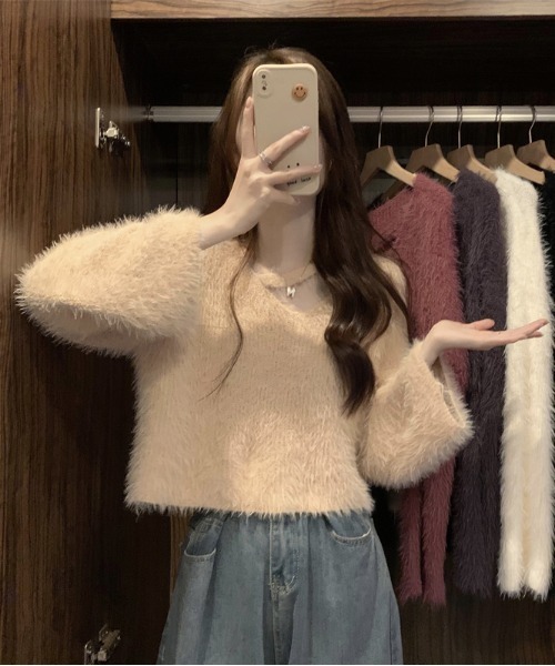 LUCPY(ラクピー)の「フェザーヤーンVネックニットプルオーバー(その他トップス・レディース・ダークパープル/アイボリー/ブルー/ホワイト/パープル/ブラック・FREE)」の2枚目の写真