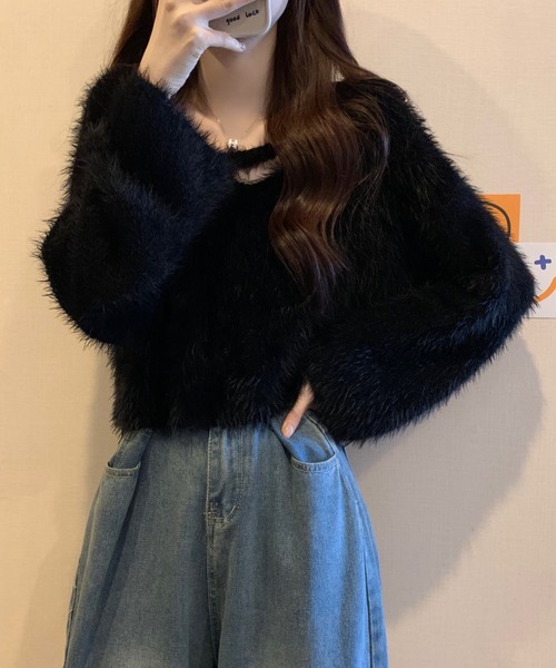 LUCPY(ラクピー)の「フェザーヤーンVネックニットプルオーバー(その他トップス・レディース・ダークパープル/アイボリー/ブルー/ホワイト/パープル/ブラック・FREE)」の3枚目の写真
