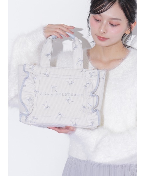 JILL by JILL STUART(ジルバイジルスチュアート)の「リボン刺繍フリルトートバッグ(トートバッグ・レディース・ブルー/ピンク・FREE)」の4枚目の写真