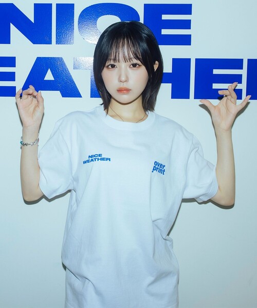 NICE WEATHER(ナイスウェザー)の「【別注】<over print × なえなの>プリント Tシャツ/COTOH(Tシャツ/カットソー・レディース・ブラック/ライトブルー/ホワイト・L/M/S)」の4枚目の写真