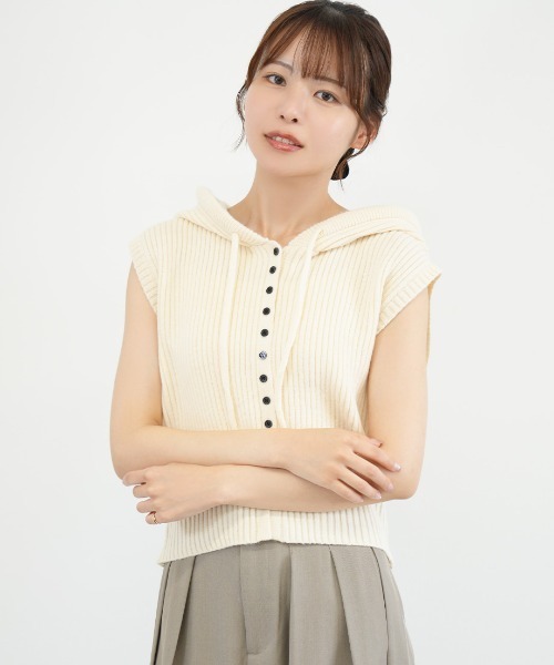 Nulli(ヌリ)の「フーディーニットベスト(ニット/セーター・レディース・チャコールグレー/アイボリー/ブラウン/レッド/ブラック・FREE)」の1枚目の写真