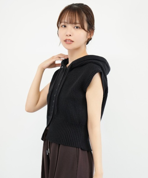 Nulli(ヌリ)の「フーディーニットベスト(ニット/セーター・レディース・チャコールグレー/アイボリー/ブラウン/レッド/ブラック・FREE)」の10枚目の写真