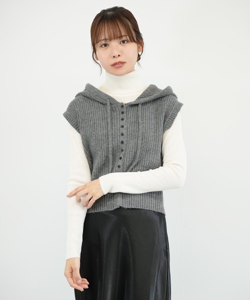 Nulli(ヌリ)の「フーディーニットベスト(ニット/セーター・レディース・チャコールグレー/アイボリー/ブラウン/レッド/ブラック・FREE)」の7枚目の写真