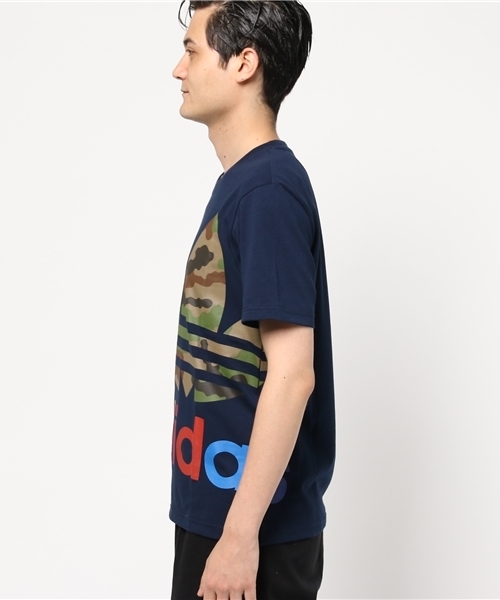 adidas（アディダス）の「オリジナルス Tシャツ[CAMO BIG LOGO TEE]（Tシャツ/カットソー・メンズ・ブルー/ホワイト・SMALL/XX-LARGE/MEDIUM/X-SMALL/LARGE/XXX-LARGE/X-LARGE）」の3枚目の写真