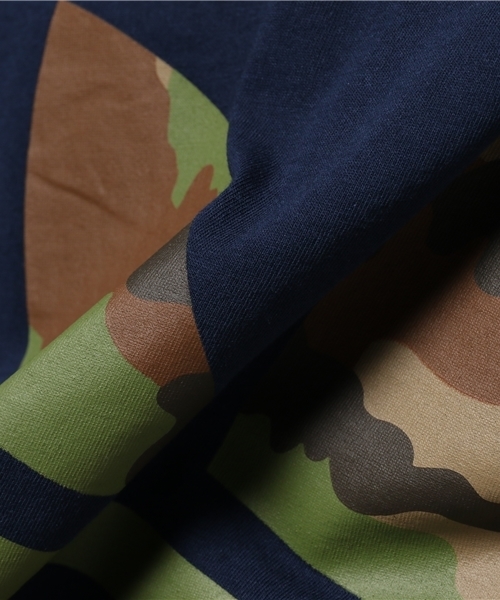 adidas（アディダス）の「オリジナルス Tシャツ[CAMO BIG LOGO TEE]（Tシャツ/カットソー・メンズ・ブルー/ホワイト・SMALL/XX-LARGE/MEDIUM/X-SMALL/LARGE/XXX-LARGE/X-LARGE）」の8枚目の写真