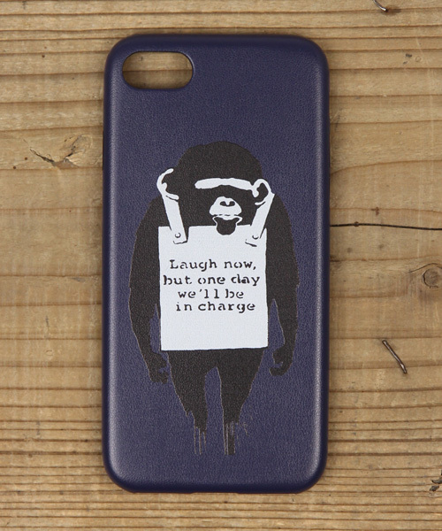 Rocky Monroe（ロッキーモンロー）の「バンクシーアートiPhone8 ケース（スマホケース/カバー・メンズ・その他5/その他13/その他21/その他29/H/その他30/その他3/その他11/その他19/その他27/F/N/その他1/その他9/その他17/その他25/D/L/その他34/その他/その他8/その他16/その他24/C/K/その他33/その他7/その他15/その他23/B/J/その他32/その他6/その他14/その他22/A/I/その他31/その他2/その他10/その他18/その他26/E/M/その他4/その他12/その他20/その他28/G/O・ONE SIZE）」の3枚目の写真