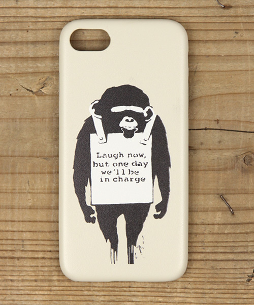 Rocky Monroe（ロッキーモンロー）の「バンクシーアートiPhone8 ケース（スマホケース/カバー・メンズ・その他5/その他13/その他21/その他29/H/その他30/その他3/その他11/その他19/その他27/F/N/その他1/その他9/その他17/その他25/D/L/その他34/その他/その他8/その他16/その他24/C/K/その他33/その他7/その他15/その他23/B/J/その他32/その他6/その他14/その他22/A/I/その他31/その他2/その他10/その他18/その他26/E/M/その他4/その他12/その他20/その他28/G/O・ONE SIZE）」の5枚目の写真