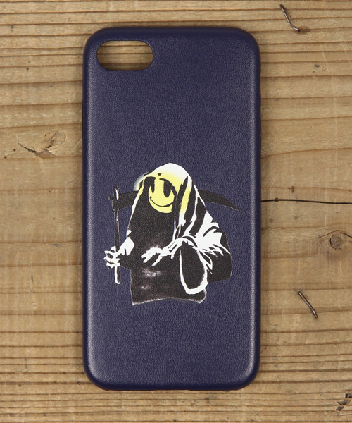 Rocky Monroe（ロッキーモンロー）の「バンクシーアートiPhone8 ケース（スマホケース/カバー・メンズ・その他5/その他13/その他21/その他29/H/その他30/その他3/その他11/その他19/その他27/F/N/その他1/その他9/その他17/その他25/D/L/その他34/その他/その他8/その他16/その他24/C/K/その他33/その他7/その他15/その他23/B/J/その他32/その他6/その他14/その他22/A/I/その他31/その他2/その他10/その他18/その他26/E/M/その他4/その他12/その他20/その他28/G/O・ONE SIZE）」の19枚目の写真