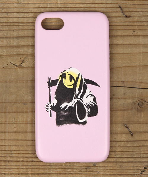 Rocky Monroe（ロッキーモンロー）の「バンクシーアートiPhone8 ケース（スマホケース/カバー・メンズ・その他5/その他13/その他21/その他29/H/その他30/その他3/その他11/その他19/その他27/F/N/その他1/その他9/その他17/その他25/D/L/その他34/その他/その他8/その他16/その他24/C/K/その他33/その他7/その他15/その他23/B/J/その他32/その他6/その他14/その他22/A/I/その他31/その他2/その他10/その他18/その他26/E/M/その他4/その他12/その他20/その他28/G/O・ONE SIZE）」の22枚目の写真