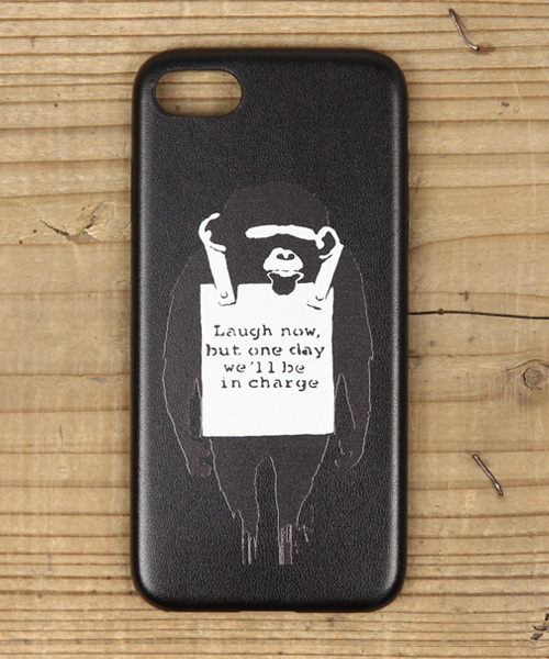 Rocky Monroe（ロッキーモンロー）の「バンクシーアートiPhone8 ケース（スマホケース/カバー・メンズ・その他5/その他13/その他21/その他29/H/その他30/その他3/その他11/その他19/その他27/F/N/その他1/その他9/その他17/その他25/D/L/その他34/その他/その他8/その他16/その他24/C/K/その他33/その他7/その他15/その他23/B/J/その他32/その他6/その他14/その他22/A/I/その他31/その他2/その他10/その他18/その他26/E/M/その他4/その他12/その他20/その他28/G/O・ONE SIZE）」の2枚目の写真