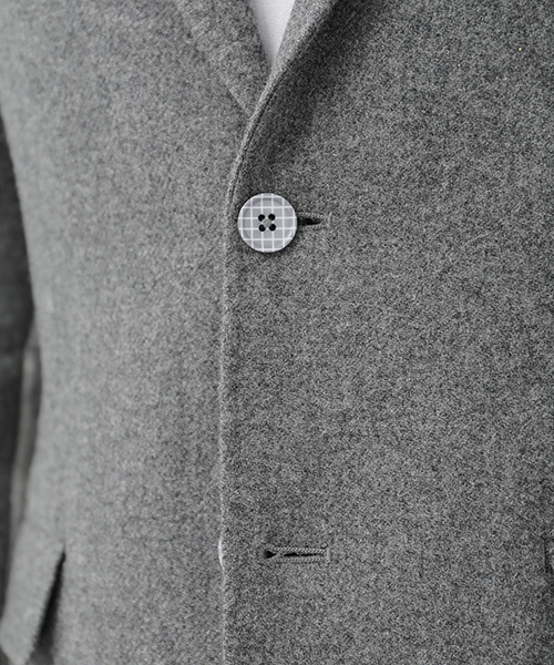 koe×THOM BROWNE（コエトムブラウン）の「[KOE×THOM BROWNE] MENS SPORTCOAT（テーラードジャケット・メンズ・ダークグレー・SMALL/MEDIUM/LARGE）」の11枚目の写真