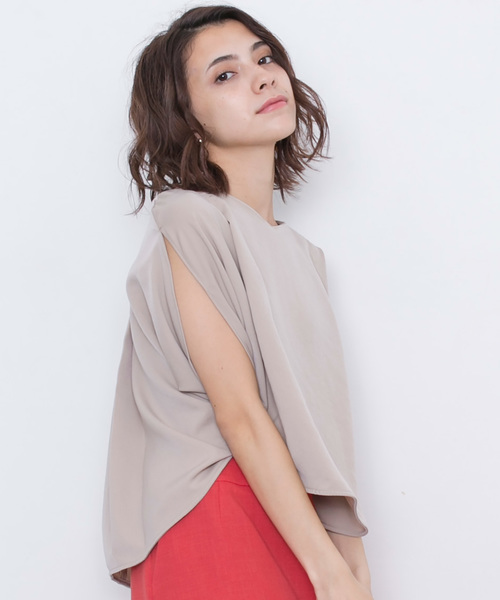 STUDIOUS（ステュディオス）の「【STUDIOUS】ピーチスリットブラウス（シャツ/ブラウス・レディース・バーガンディー/ベージュ/ネイビー・FREE）」の2枚目の写真