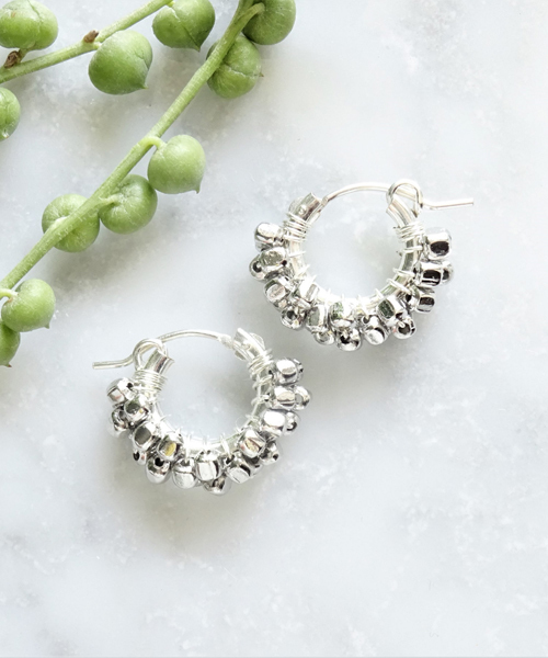 TONE SELECT GOODS(トーンセレクトグッズ)の「【marinaJEWELRY】pti SILVER square metal*wrapped hoop pierced earring(ピアス(両耳用)・レディース・シルバー・SMALL)」の1枚目の写真