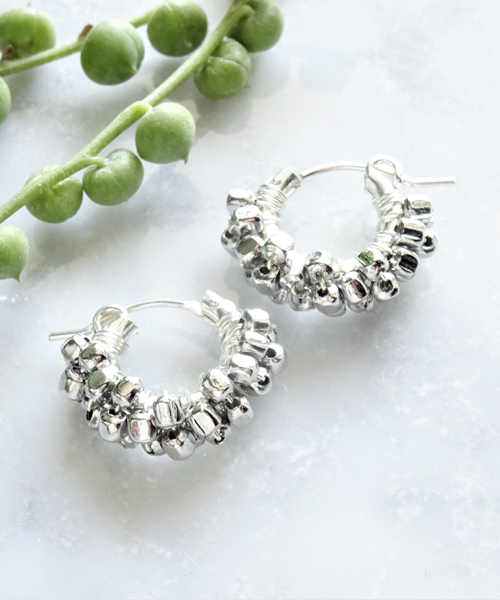 TONE SELECT GOODS(トーンセレクトグッズ)の「【marinaJEWELRY】pti SILVER square metal*wrapped hoop pierced earring(ピアス(両耳用)・レディース・シルバー・SMALL)」の3枚目の写真
