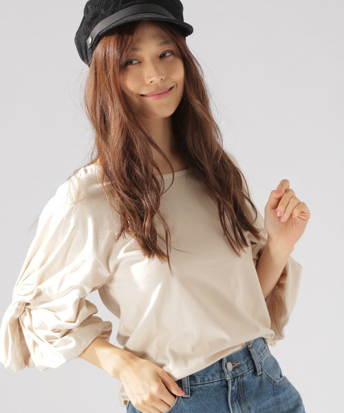 BAYFLOW（ベイフロー）の「ソデボリュームツイストプルオーバー（Tシャツ/カットソー・レディース・ブラック/ベージュ・SMALL/MEDIUM）」の2枚目の写真