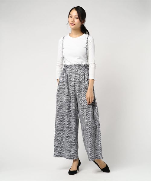 STYLEBLOCK(スタイルブロック)の「花柄プリントサスペンダー付き2WAYワイドパンツ(その他パンツ・レディース・ブラック/グリーン/アイボリー/ライトベージュ・M)」の2枚目の写真