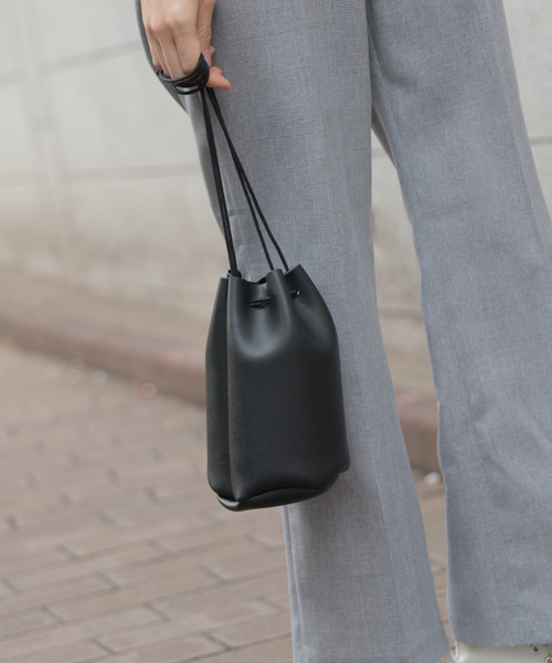 LAKOLE（ラコレ）の「ミニミニ巾着バッグ / LAKOLE（ハンドバッグ・レディース・ブラック/ブラウン/その他1・FREE）」の2枚目の写真