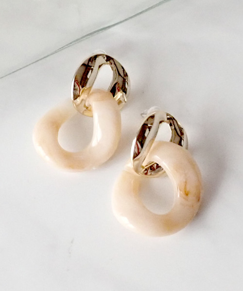 mille blanc(ミルブラン)の「BIGカラーアクリル×メタルピアス(ピアス(両耳用)・レディース・イエロー/アイボリー/クリア・FREE)」の10枚目の写真