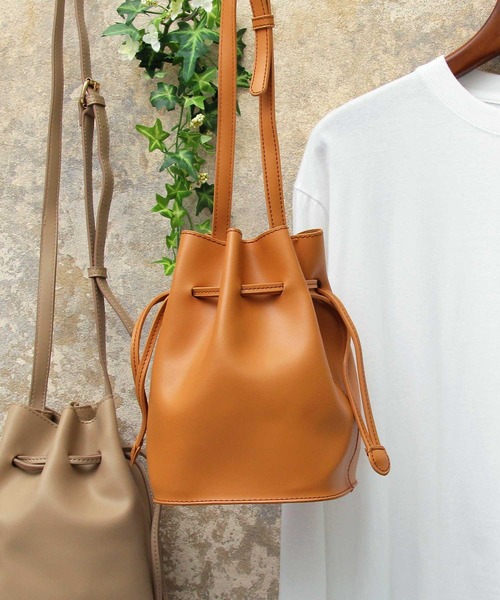 A.M.S.(エーエムエス)の「【A.M.S./エーエムエス】 PUレザー 巾着バッグ / ショルダーバッグ(ショルダーバッグ・レディース・ブラック/ベージュ/キャメル・FREE)」の1枚目の写真