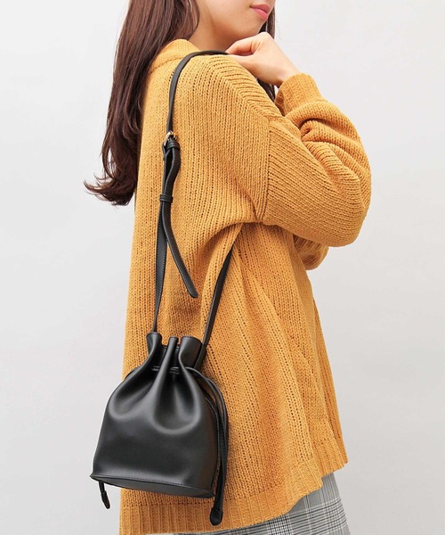 A.M.S.(エーエムエス)の「【A.M.S./エーエムエス】 PUレザー 巾着バッグ / ショルダーバッグ(ショルダーバッグ・レディース・ブラック/ベージュ/キャメル・FREE)」の4枚目の写真