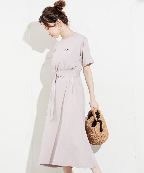 natural couture（ナチュラルクチュール）の「HOMEミニガール刺繍Tワンピ（ワンピース・レディース・オフホワイト/ラベンダー/ナチュラル/スミクロ・FREE）」の4枚目の写真