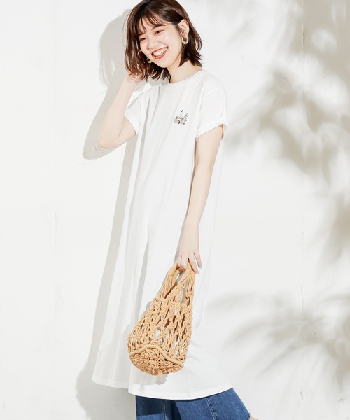 natural couture（ナチュラルクチュール）の「HOMEミニガール刺繍Tワンピ（ワンピース・レディース・オフホワイト/ラベンダー/ナチュラル/スミクロ・FREE）」の2枚目の写真