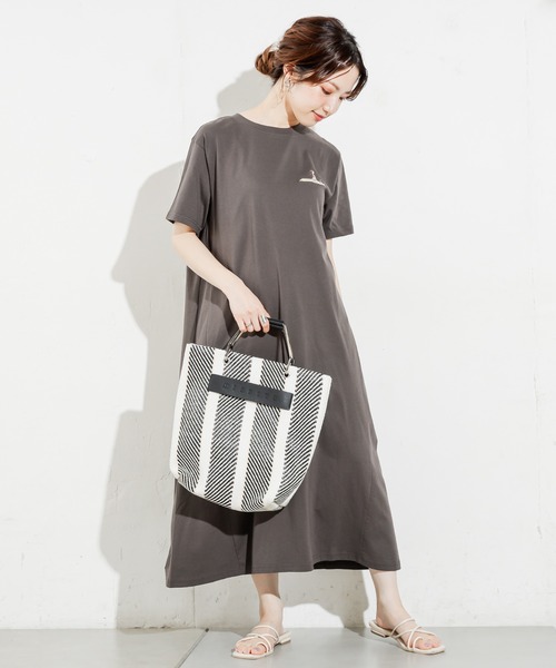 natural couture（ナチュラルクチュール）の「HOMEミニガール刺繍Tワンピ（ワンピース・レディース・オフホワイト/ラベンダー/ナチュラル/スミクロ・FREE）」の3枚目の写真