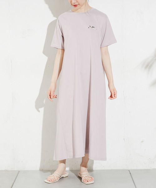 natural couture（ナチュラルクチュール）の「HOMEミニガール刺繍Tワンピ（ワンピース・レディース・オフホワイト/ラベンダー/ナチュラル/スミクロ・FREE）」の6枚目の写真