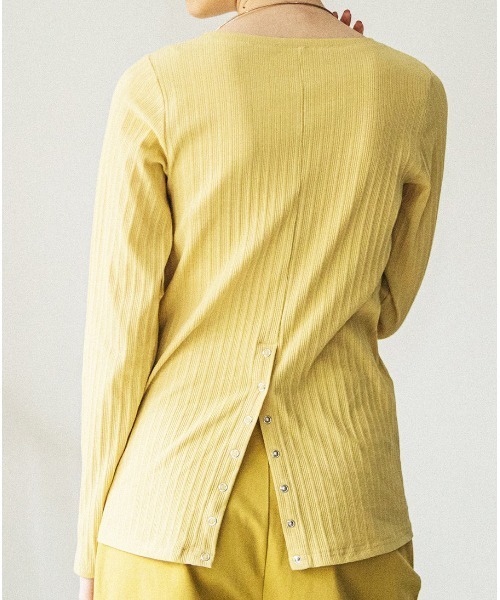 ACCL（エーシーシーエル）の「バックスリットリブトップス（Tシャツ/カットソー・レディース・ホワイト/カーキ/マスタード・FREE）」の3枚目の写真