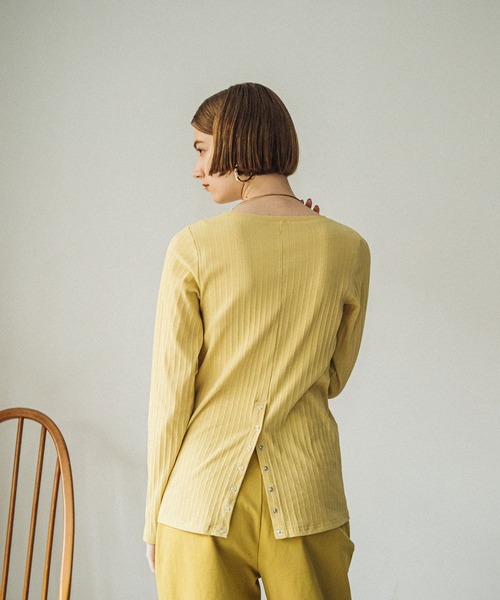 ACCL（エーシーシーエル）の「バックスリットリブトップス（Tシャツ/カットソー・レディース・ホワイト/カーキ/マスタード・FREE）」の6枚目の写真