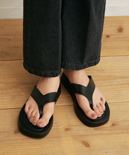 Auntie Rosa Holiday（アンティローザホリデー）の「厚底トングサンダル（サンダル・レディース・ブラック/ホワイト・LARGE/SMALL/MEDIUM）」の2枚目の写真