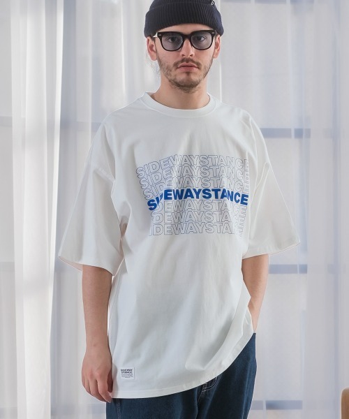 SIDEWAY STANCE(サイドウェイスタンス)の「【SIDEWAY STANCE】ブランドロゴ プリント ピスネーム 半袖Tシャツ(Tシャツ/カットソー・メンズ・ブラック/グレイッシュベージュ/パープル/ホワイト/チャコール・MEDIUM/X-LARGE/LARGE)」の2枚目の写真