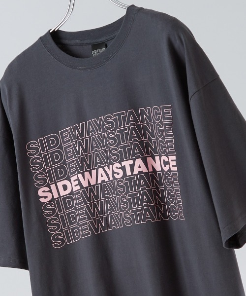 SIDEWAY STANCE(サイドウェイスタンス)の「【SIDEWAY STANCE】ブランドロゴ プリント ピスネーム 半袖Tシャツ(Tシャツ/カットソー・メンズ・ブラック/グレイッシュベージュ/パープル/ホワイト/チャコール・MEDIUM/X-LARGE/LARGE)」の4枚目の写真