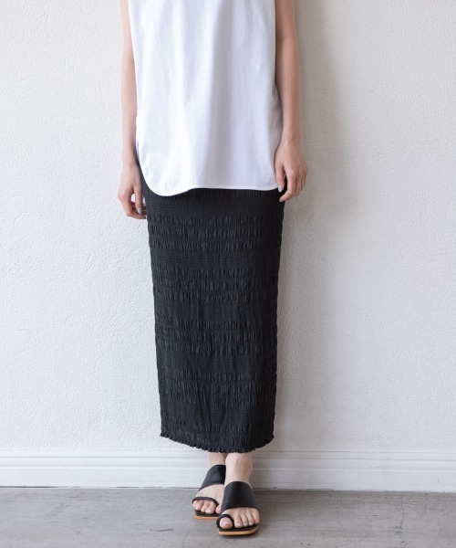 yuw（ユウ）の「シャーリングタイトスカート　949598（スカート・レディース・ブラック/ブルー/イエロー/ピンク/グリーン/パープル・FREE）」の2枚目の写真