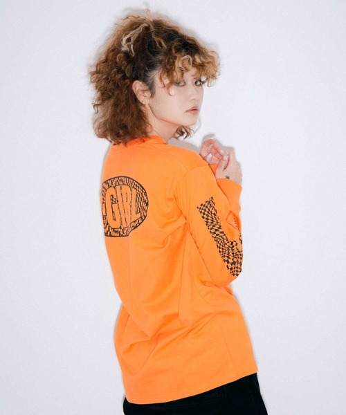 X-girl(エックスガール)の「CHECKERED SLEEVE PRINT L/S TEE(Tシャツ/カットソー・レディース・ブラック/オレンジ/ホワイト・L/M/S/XL)」の13枚目の写真