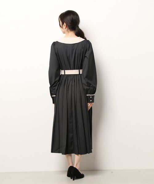 ANDGEEBEE(アンジービー)の「プリーツシャツワンピ(シャツワンピース・レディース・モカ/チャコールグレー・MEDIUM)」の12枚目の写真