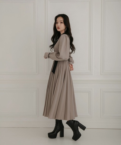 ANDGEEBEE(アンジービー)の「プリーツシャツワンピ(シャツワンピース・レディース・モカ/チャコールグレー・MEDIUM)」の17枚目の写真